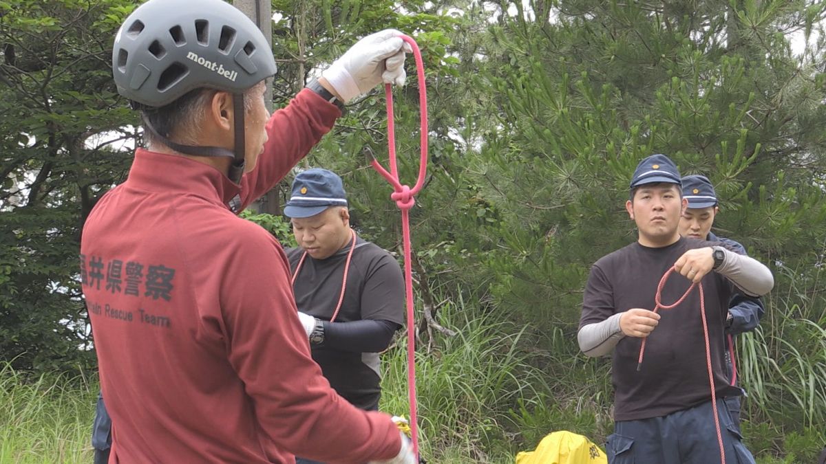 迷ったら「出発点に戻るのが基本」　県警が山岳救助訓練、装備の使い方チェック　今年すでに遭難で2人死亡