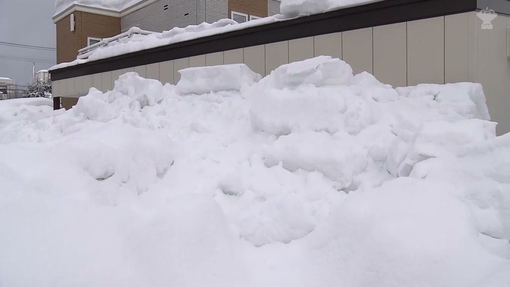 屋根雪に埋もれて発見　除雪作業をしていた女性死亡　青森県の雪害死者6人に