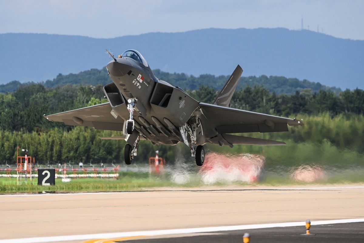 韓国の新型戦闘機「KF-21」初飛行に成功、課題も…　共同開発国は分担金を滞納