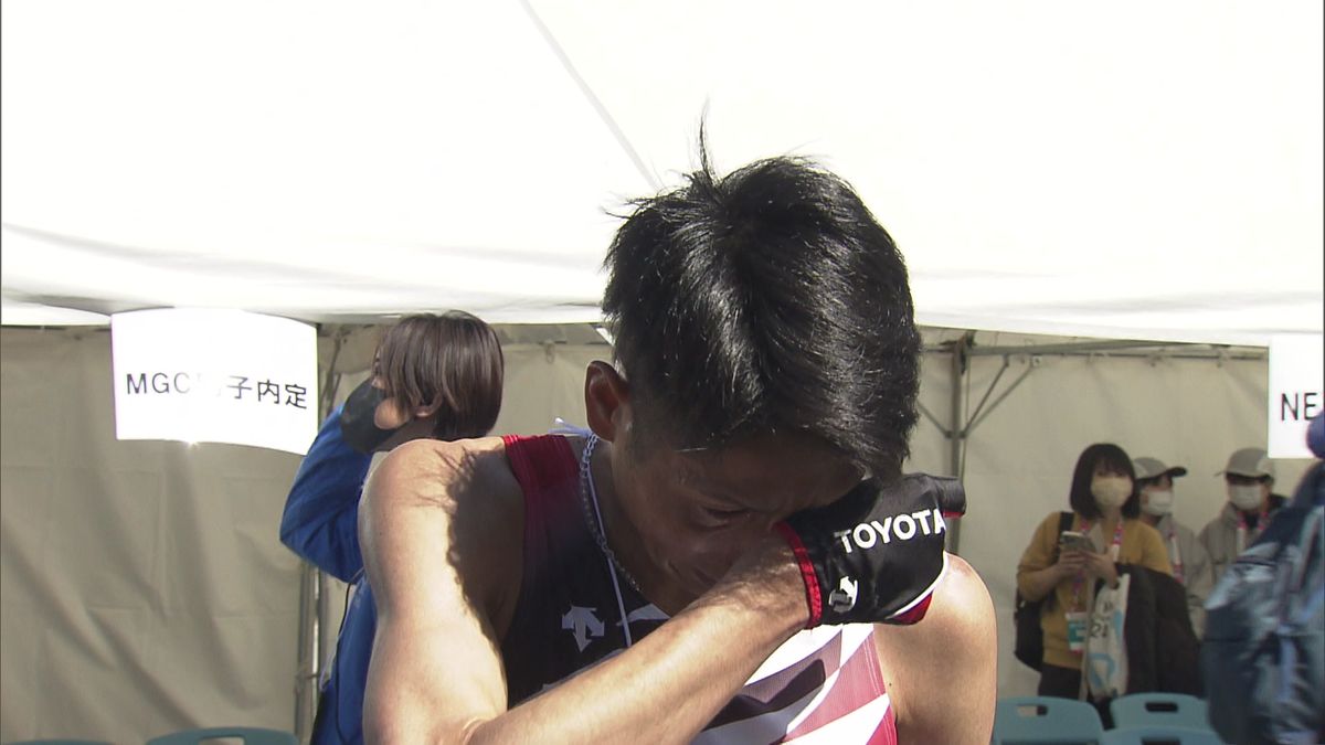 インタビューで涙を流す西山雄介選手(c)東京マラソン財団
