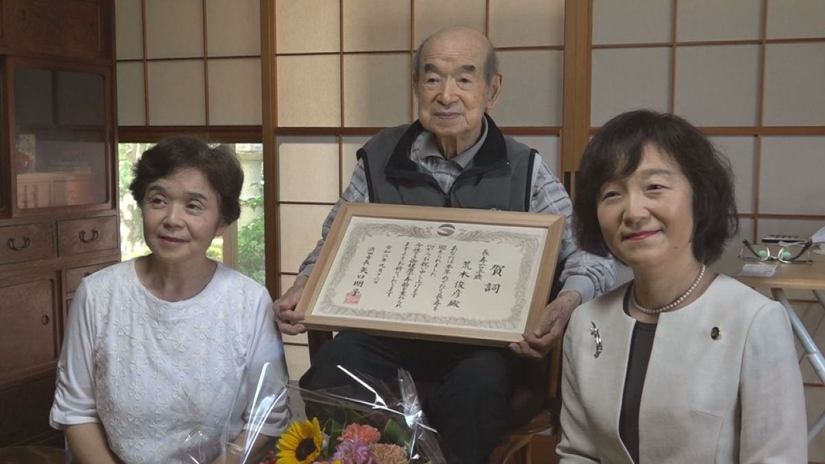 市内最高齢の105歳女性と101歳男性を市長がお祝い　山形・酒田市