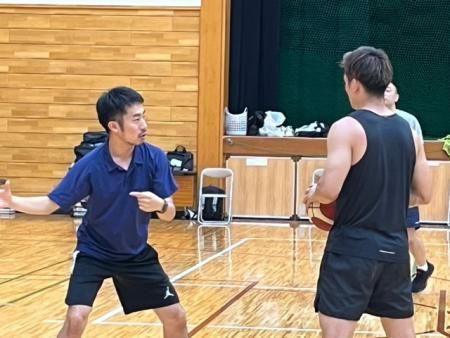 選手に指導する保田HC