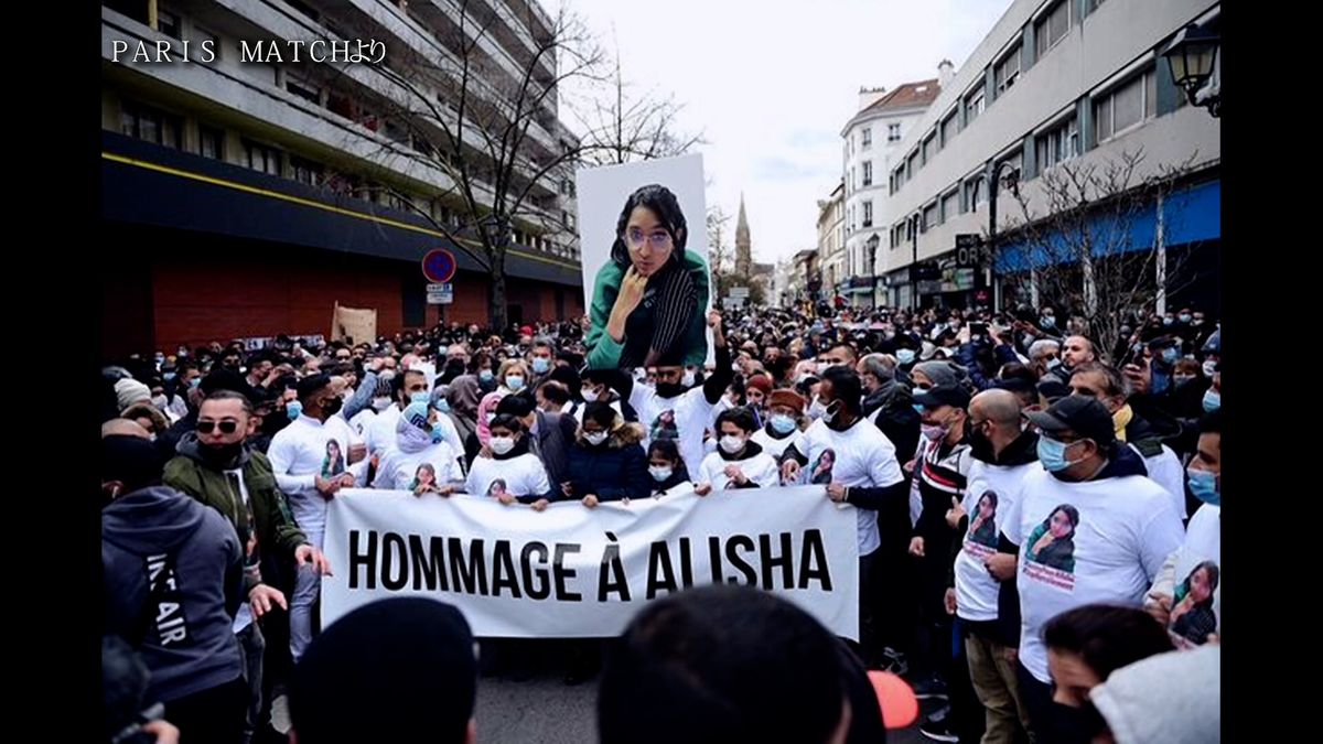 亡くなった少女を追悼するデモ行進（PARISMATCHより）