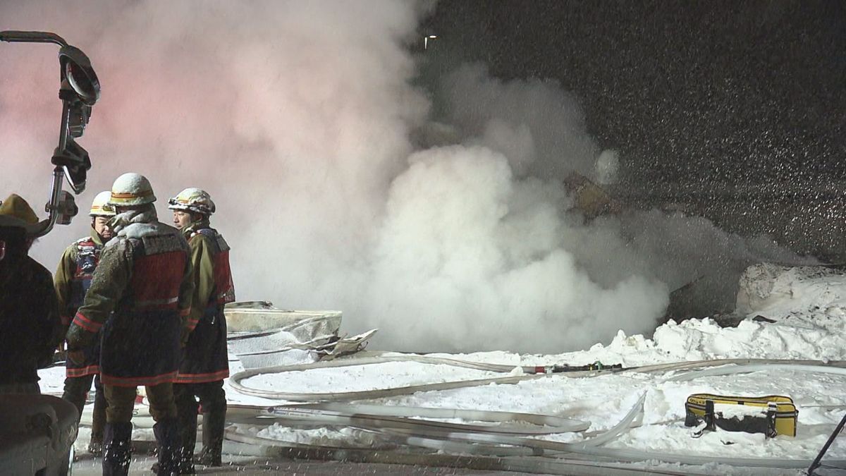 高畠町の火事　住宅と車庫が全焼　物置小屋の一部も焼ける　県道が一時通行止めに