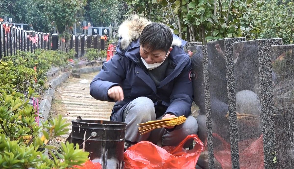 娘の墓で祈る楊敏さん　去年１月