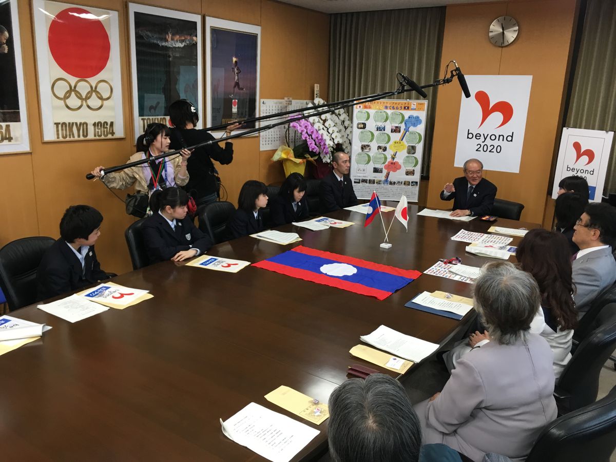 福島・飯舘村の中学生ら　五輪担当相を訪問