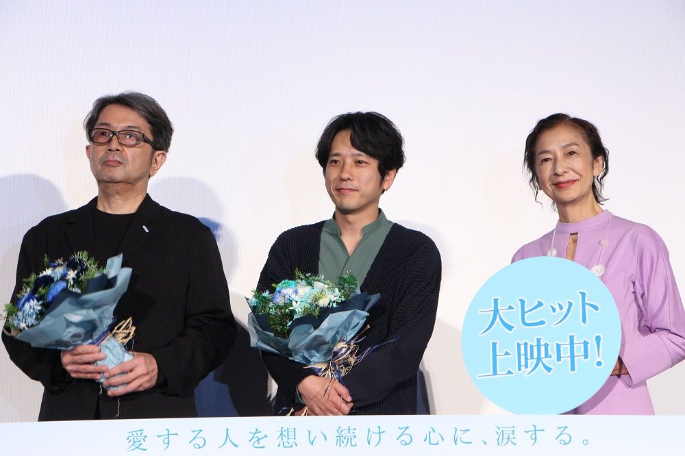 左からタカハタ秀太監督、二宮和也さん、高橋惠子さん