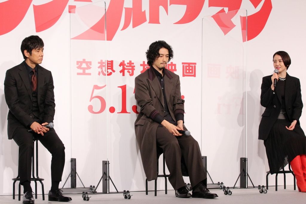 斎藤工さん(中)、西島秀俊さん(左)の印象を語る長澤まさみさん