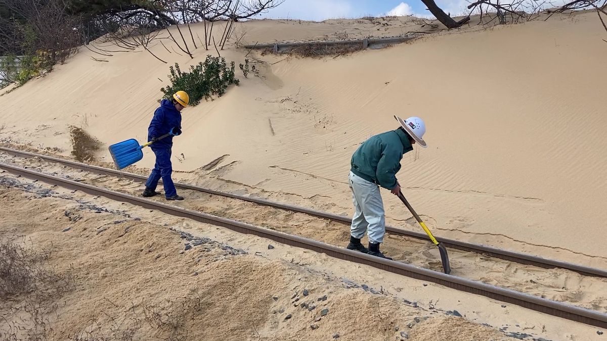 強風で近くの海岸から流れ込んだ大量の砂