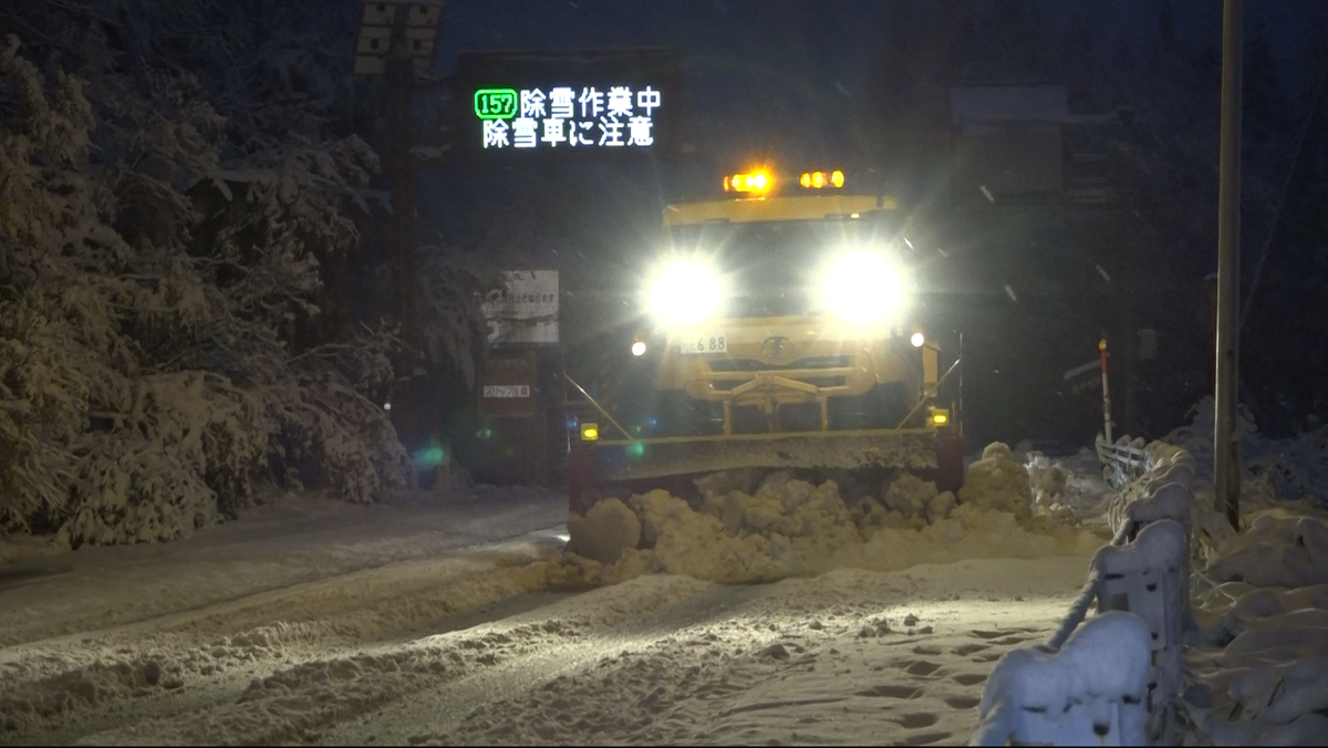 早くも除雪車が出動 今シーズン初 過去10年間で最も早く 積雪10センチに達する 勝山市北谷町谷