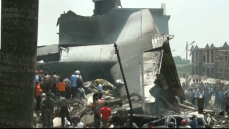スマトラ島で輸送機が墜落　１１３人死亡