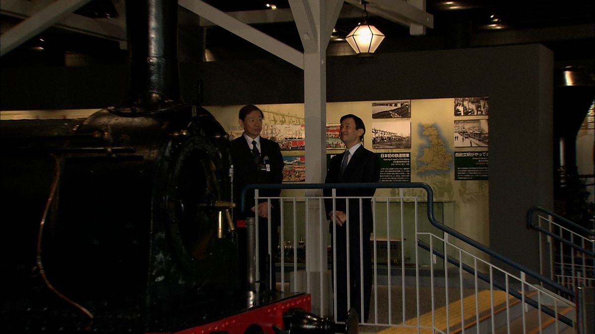 2007年10月 さいたま市・鉄道博物館「１号機関車」をご覧になる天皇陛下