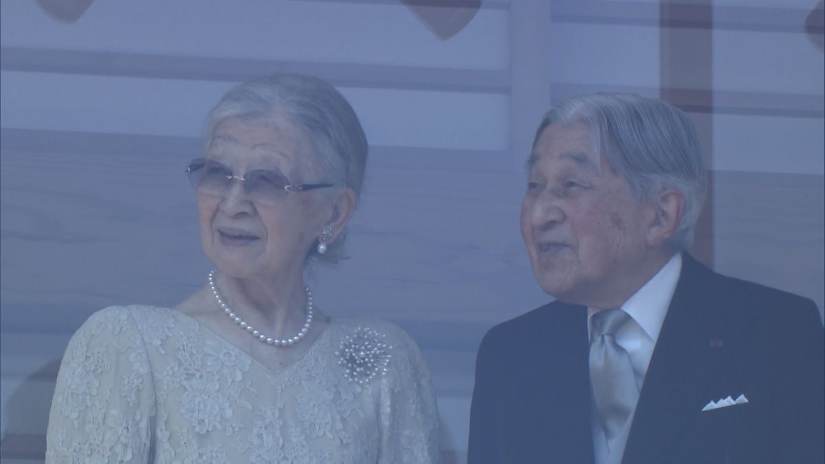 1月2日 皇居・宮殿　ベランダ に立たれた上皇ご夫妻