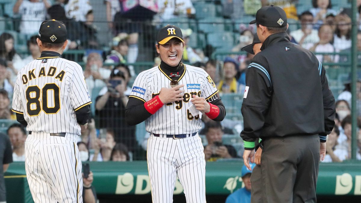 阪神のユニホームを着てメンバー表の交換に臨む日本ハム・新庄剛志監督（写真:時事）