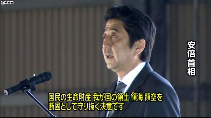 沖縄訪問の安倍首相、自衛隊員を激励