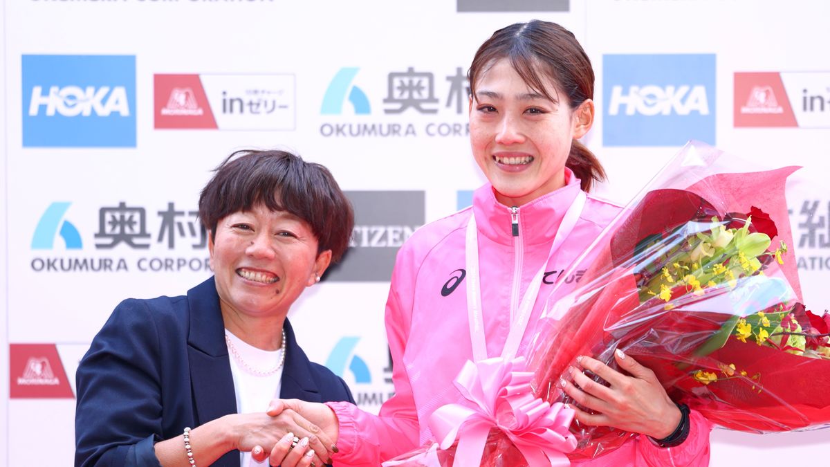 野口みずきさん(左)の日本記録を更新し握手する前田穂南選手(右)〈写真：西村尚己/アフロスポーツ〉