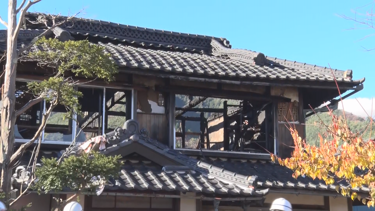 塩尻市で木造2階建て住宅の2階部分を焼く火事　放火の疑いで住人の26歳の男を逮捕　容疑認め警察が動機など捜査【長野】