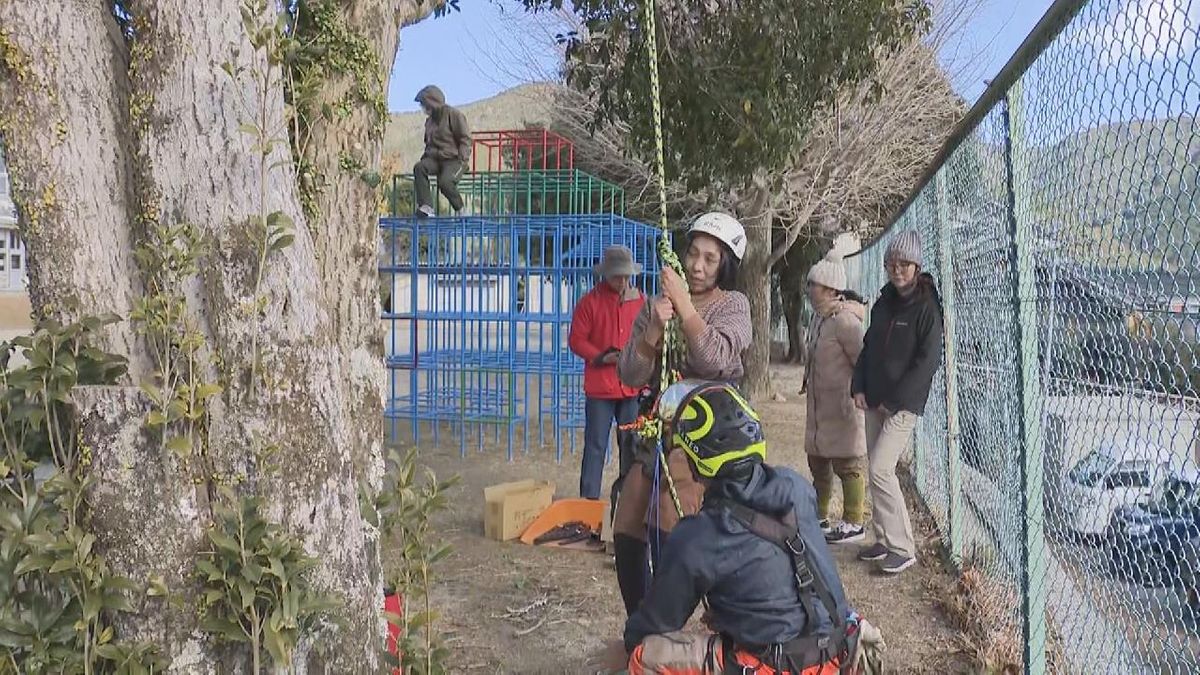 大人向けの自然体験教室　廃校の小学校で木登りにも挑戦　　三重・尾鷲市