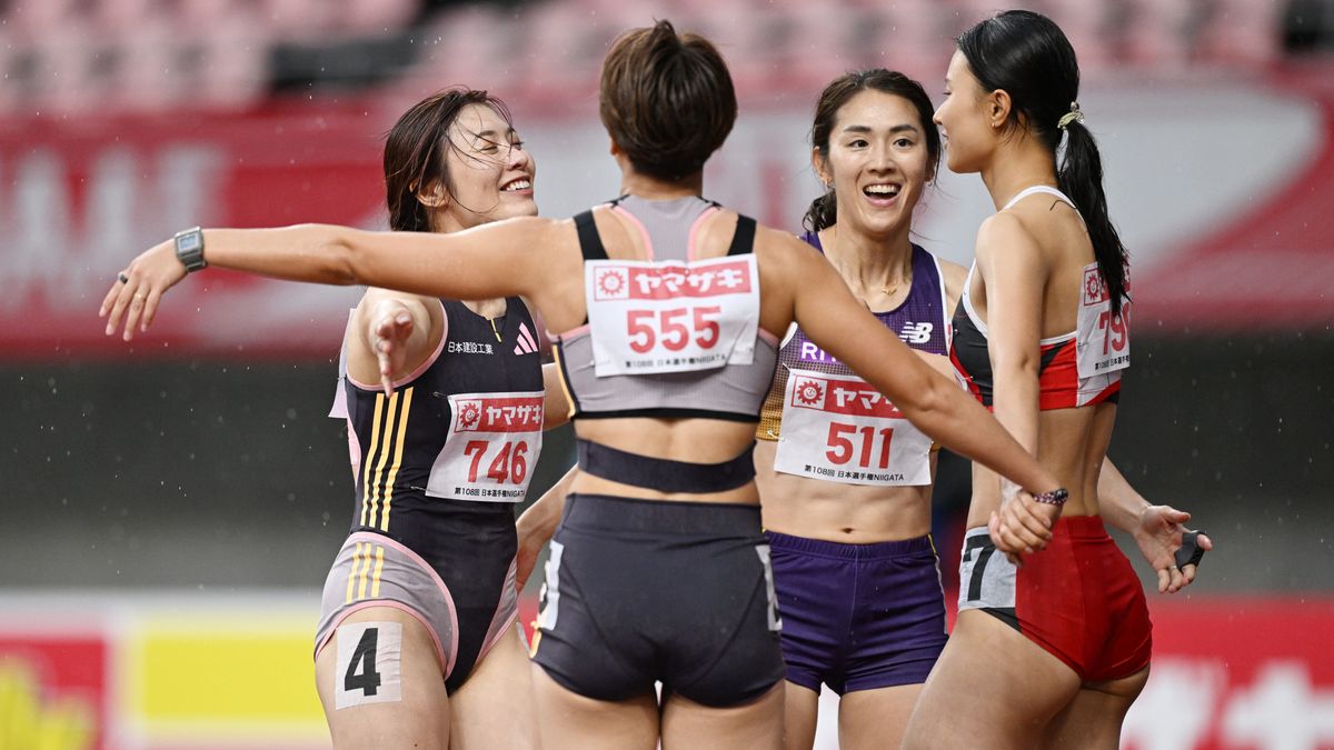 パリ五輪を決めた福部真子選手(左)をライバルたちが祝福(写真：松尾/アフロスポーツ)