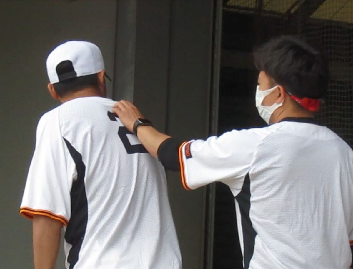 かゆいところに手が届かない吉川尚輝選手(左)