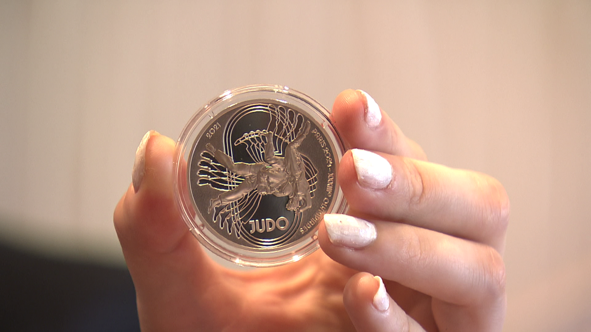 柔道の一本背負いが表現されている10ユーロ銀貨