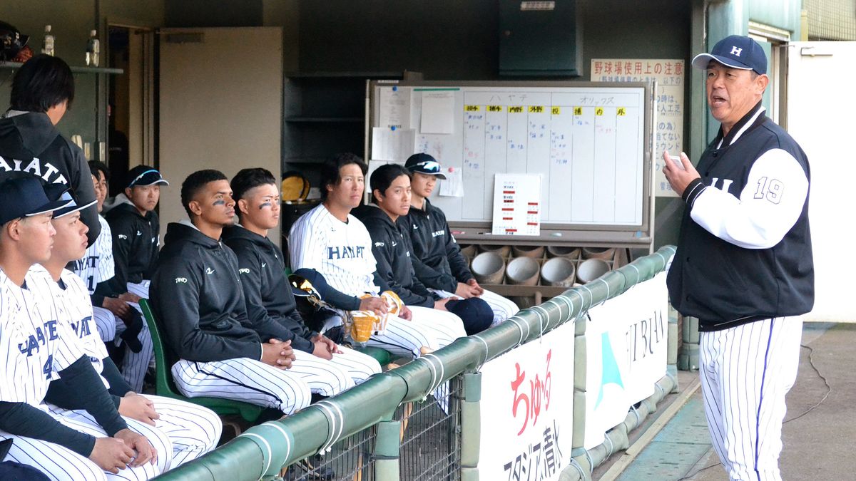 くふうハヤテの赤堀元之監督（右）（写真：時事）