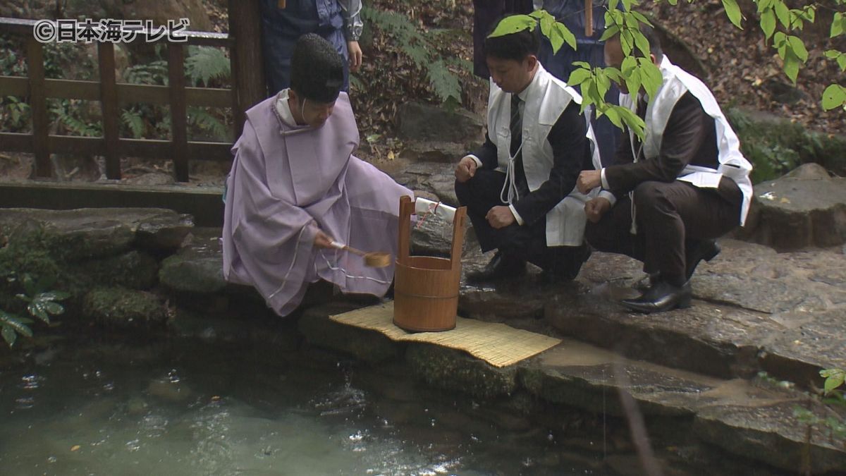 良縁を願う神事「お水取りの儀」　縁結び神社・八重垣神社の「鏡の池」の水を結婚式場へ　島根県松江市　