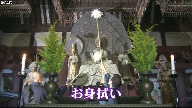 法隆寺で師走恒例の「お身拭い」　奈良