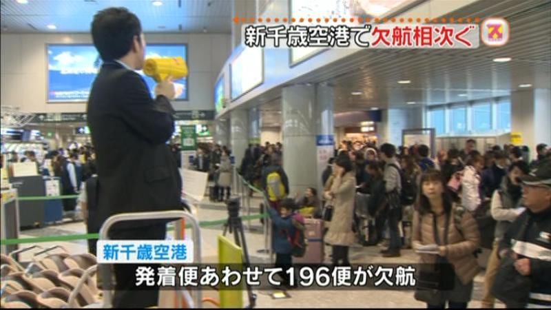 新千歳空港では欠航相次ぐ　空港で一夜も…