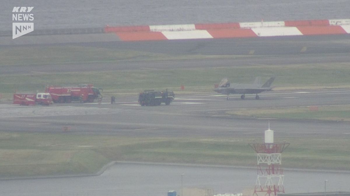 米軍F35がトラブルか…　岩国基地着陸後に緊急車両が駆け付ける