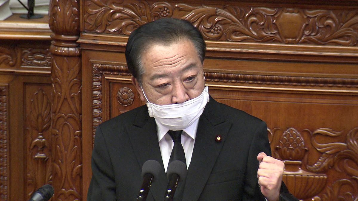 追悼演説で議場に向けて拳をあげて訴える野田佳彦元首相