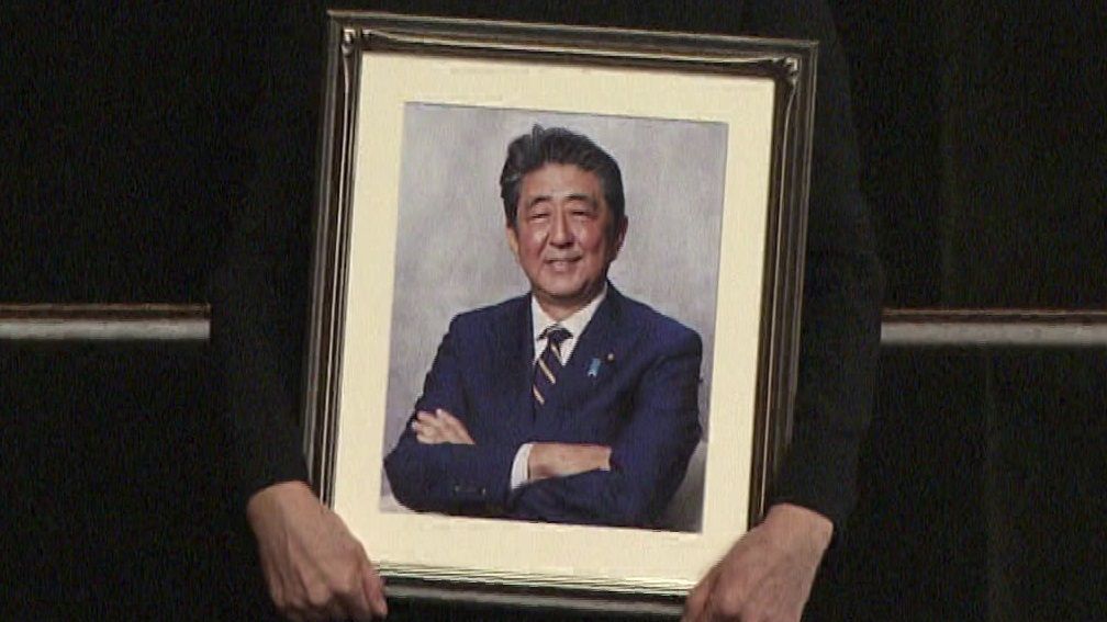 傍聴席で安倍昭恵さんが持つ安倍晋三元首相の写真