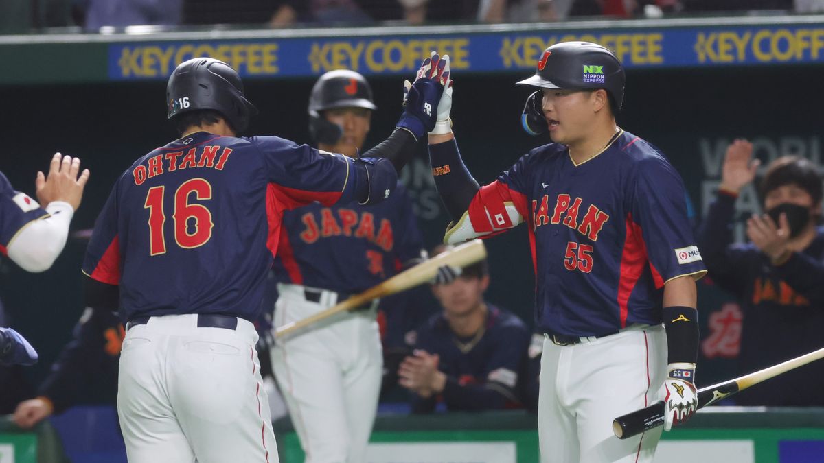 大谷翔平選手とハイタッチする村上宗隆選手【写真：CTK Photo/アフロ】