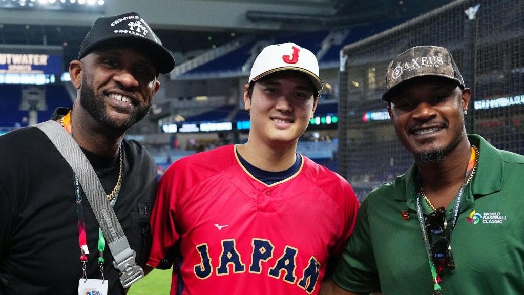 サバシア氏とAJと記念撮影(撮影:Daniel Shirey/WBCI/MLB Photos via Getty Images)