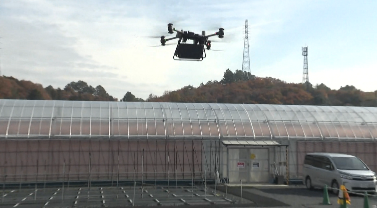 空中を水平に進むドローン