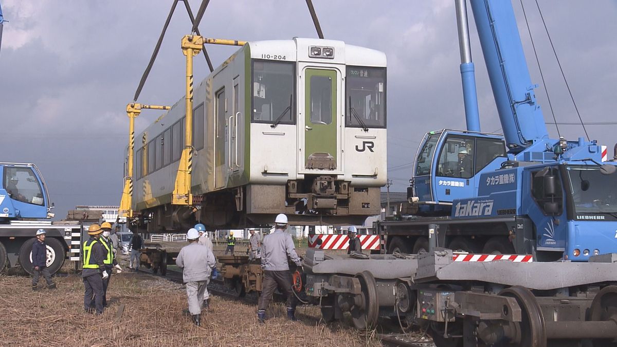 区間運休続くJR米坂線　台車を点検のためトラックで搬送　新潟市内の車両基地に