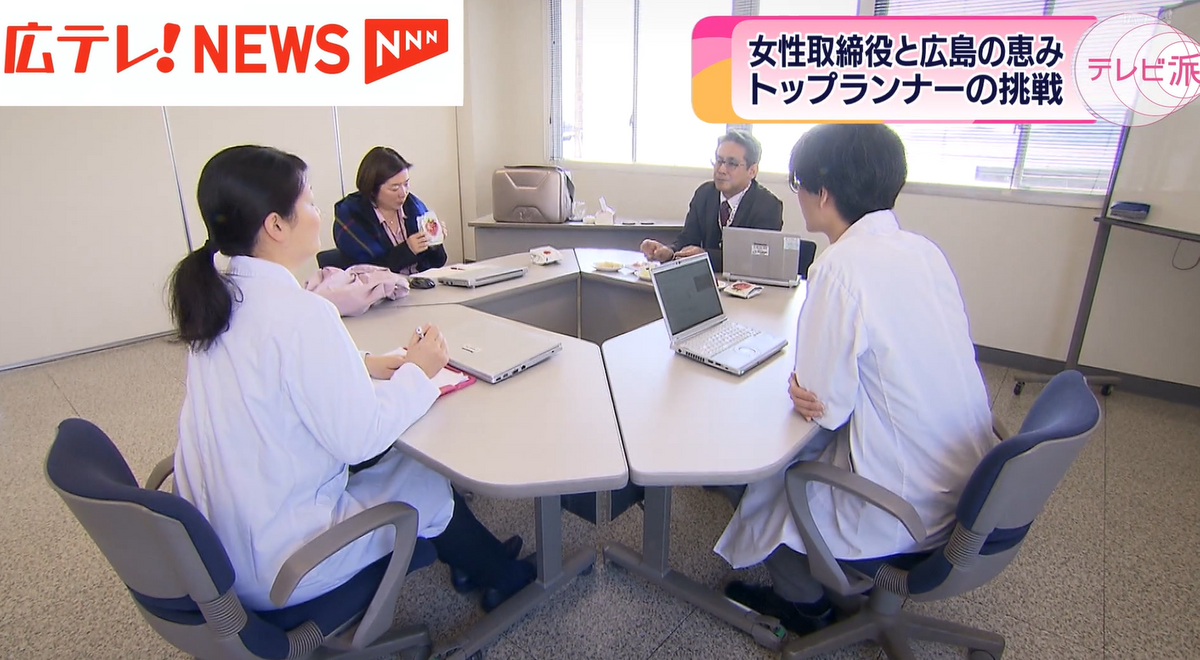 取締役の藤原かおりさん（左奥）を中心に、商品について議論を交わす