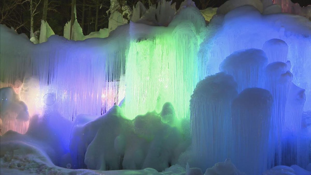 幻想的な氷の風景 「氷点下の森」でライトアップ　岐阜・高山市