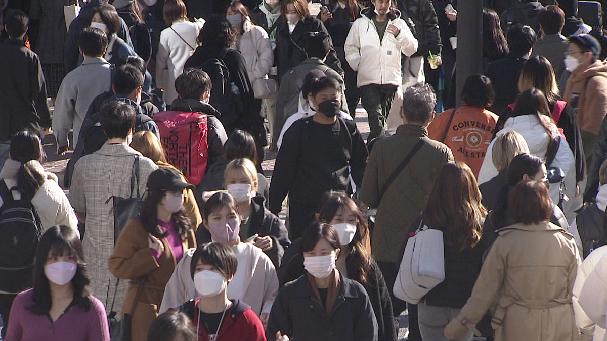 日本では屋外のマスク着用は原則不要だが、周りが気になって外せないという声も目立つ