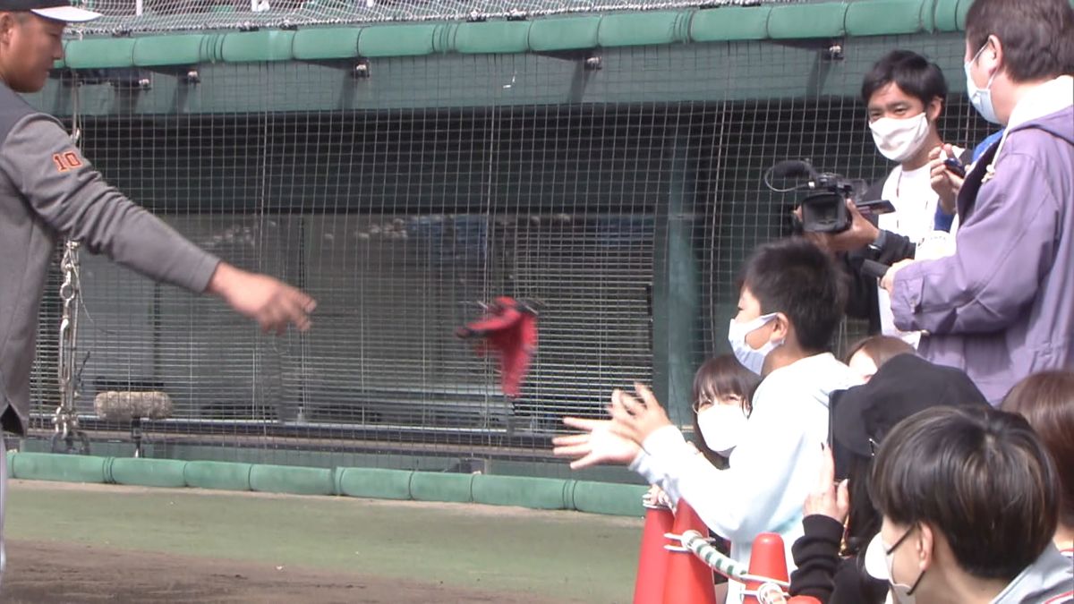 ファンにバッティング手袋をプレゼントする中田翔選手(画像:日テレジータス)