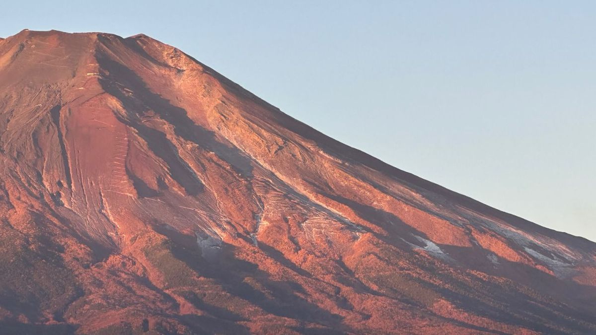 富士山が「初冠雪」観測130年で最も遅く 山梨 