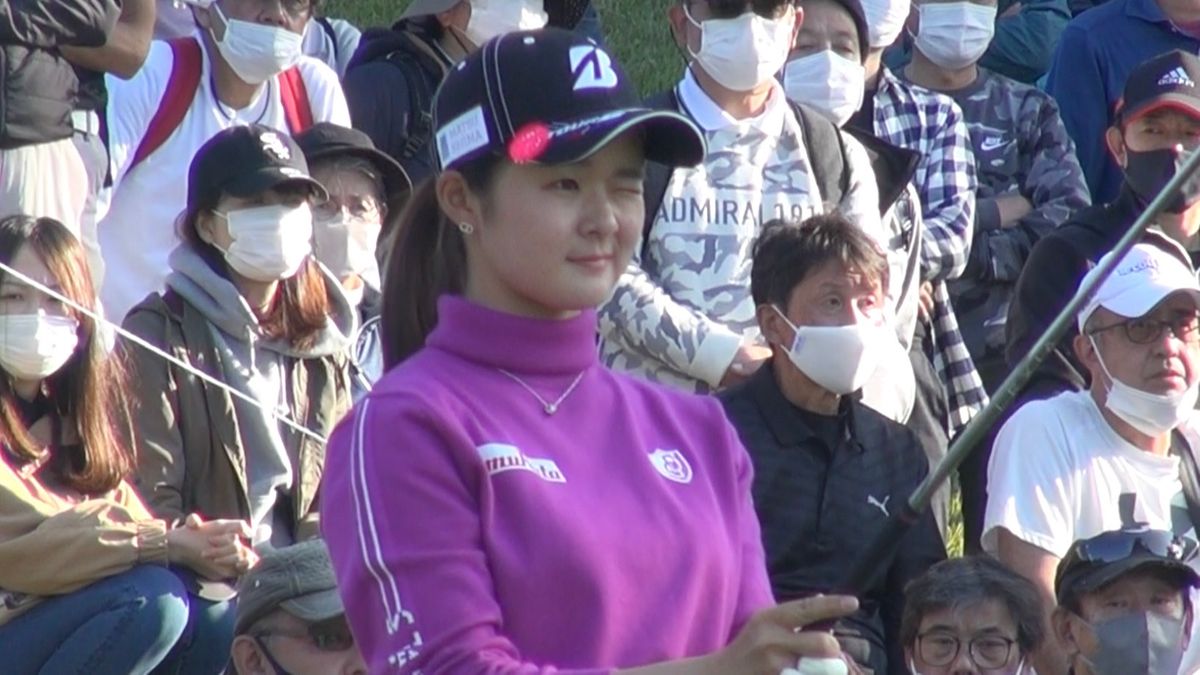 【女子ゴルフ】19歳の川崎春花が2週連続優勝へ首位発進 「ギャラリーの数にびっくり」
