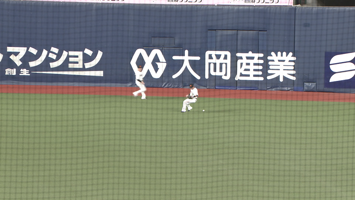 レフトへの当たりにグラブをはじいてしまった長野久義選手(画像：日テレジータス)