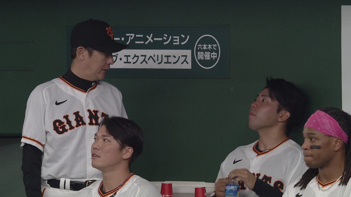 先発の松井颯投手と会話する阿波野秀幸コーチ(画像:日テレジータス)