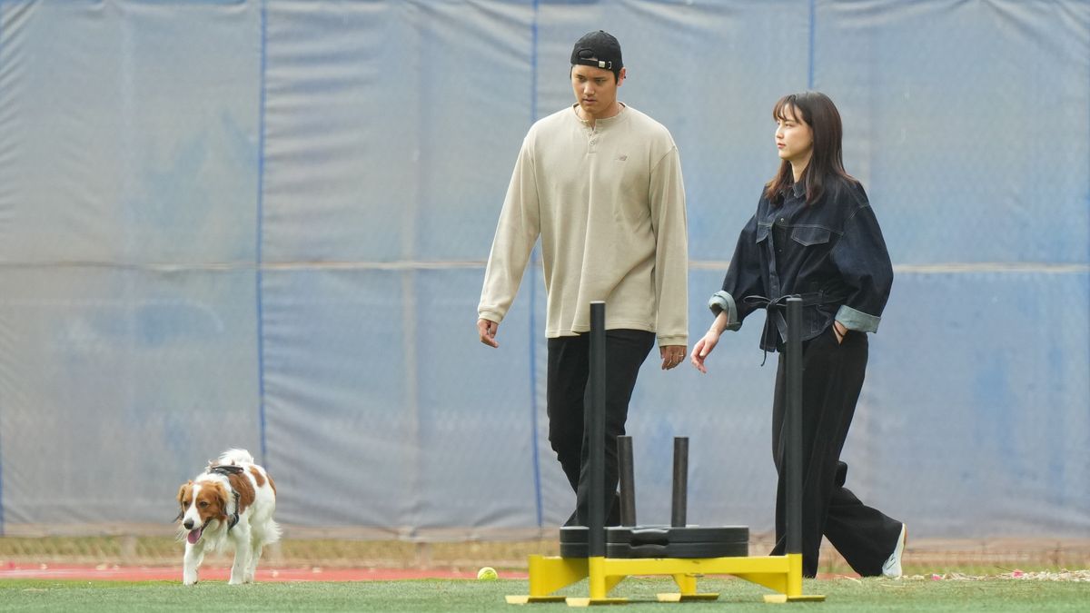 キャンプ施設を真美子夫人、愛犬デコピンと散歩する大谷選手（写真：日刊スポーツ/アフロ）