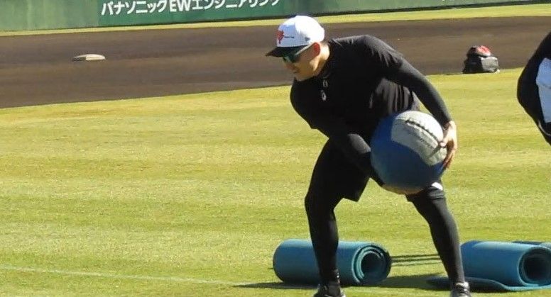 「卓三、行くぞ～」と聞こえてきそうな丸佳浩選手