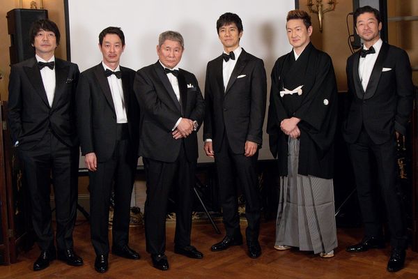 左から大森南朋さん、加瀬亮さん、北野武監督、西島秀俊さん、中村獅童さん、浅野忠信さん　(c)若山和子