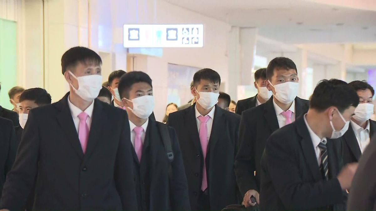 マスク姿で出国するサッカー北朝鮮代表