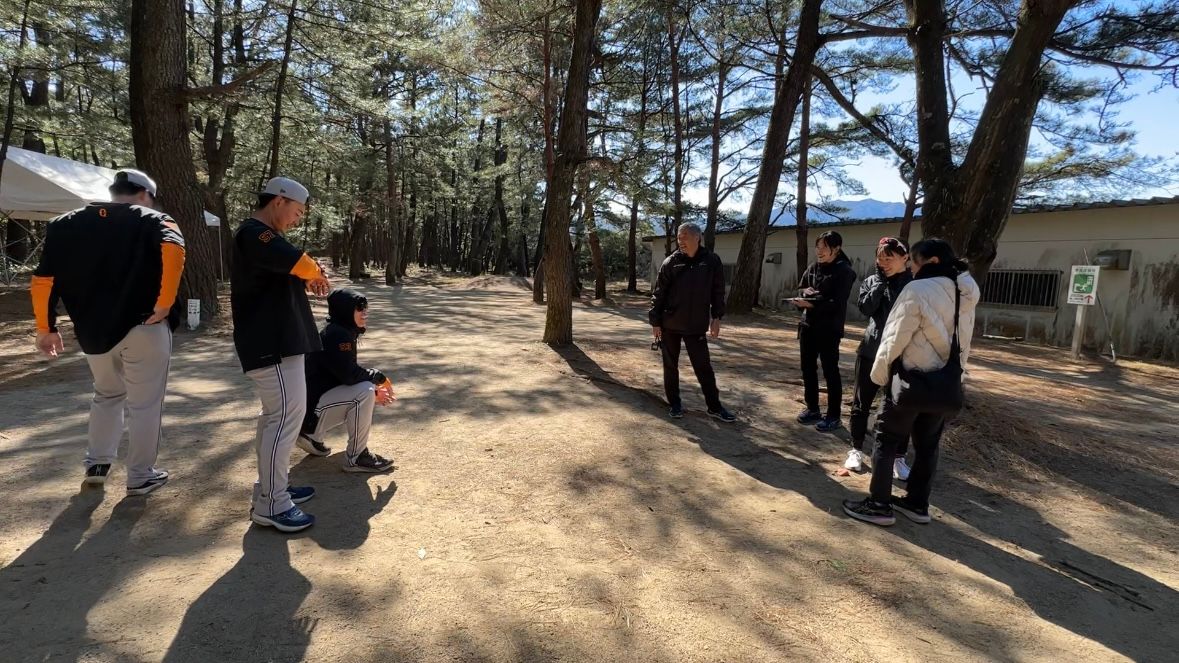 陸上部員VSプロ野球選手？　巨人・高梨雄平らがワコール陸上部員とランニングコースでばったり　