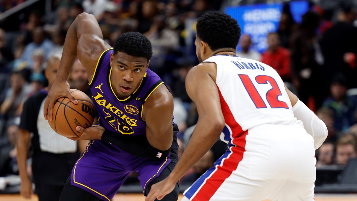 NBAピストンズ戦に出場したレイカーズの八村塁選手（写真：USA TODAY Sports/ロイター/アフロ）